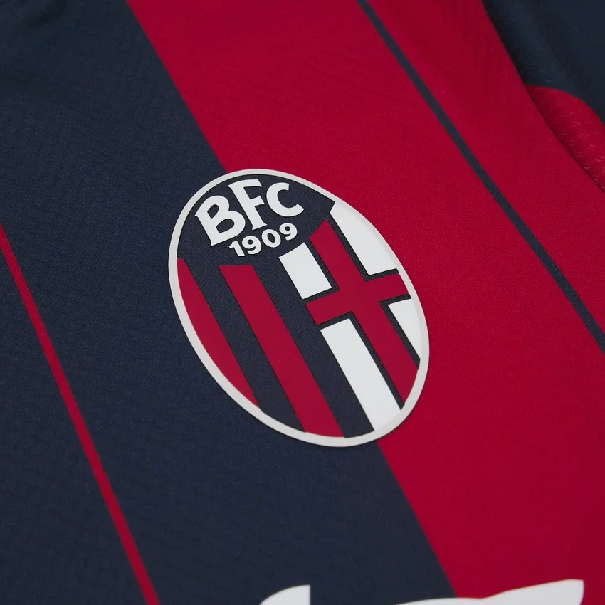 Bologna FC 1909 2025/26 Junior Ev Maçı Forması Bologna FC 1909 2025/26 Junior Ev Maçı Forması