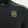 FC Nantes 2025/26 Yetişkin Seyahat Gömleği Athleisure FC Nantes 2025/26 Yetişkin Seyahat Gömleği Athleisure
